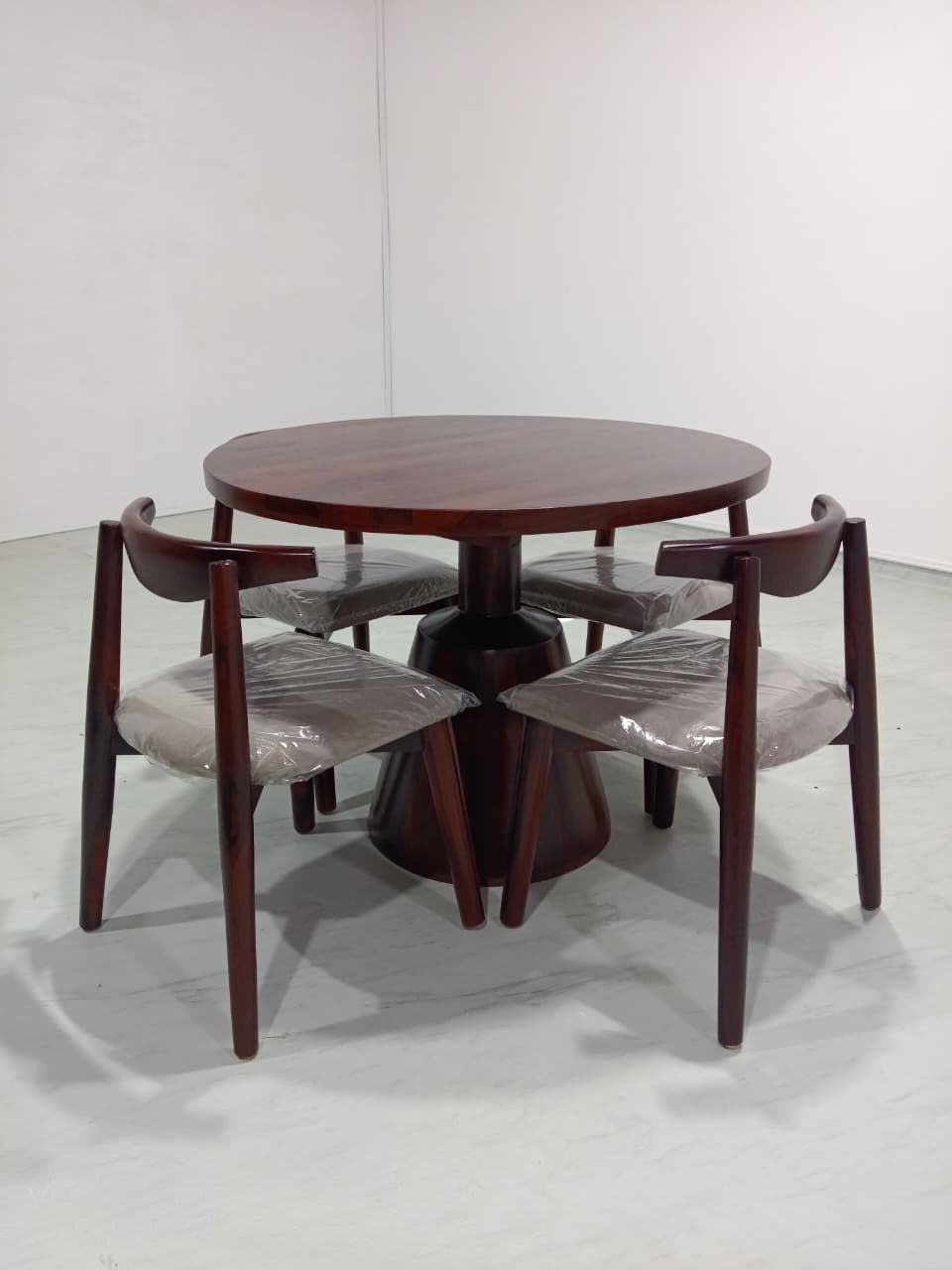 Yukon-Arendt Dining Set - 130 cm Diameter - 4 Seater